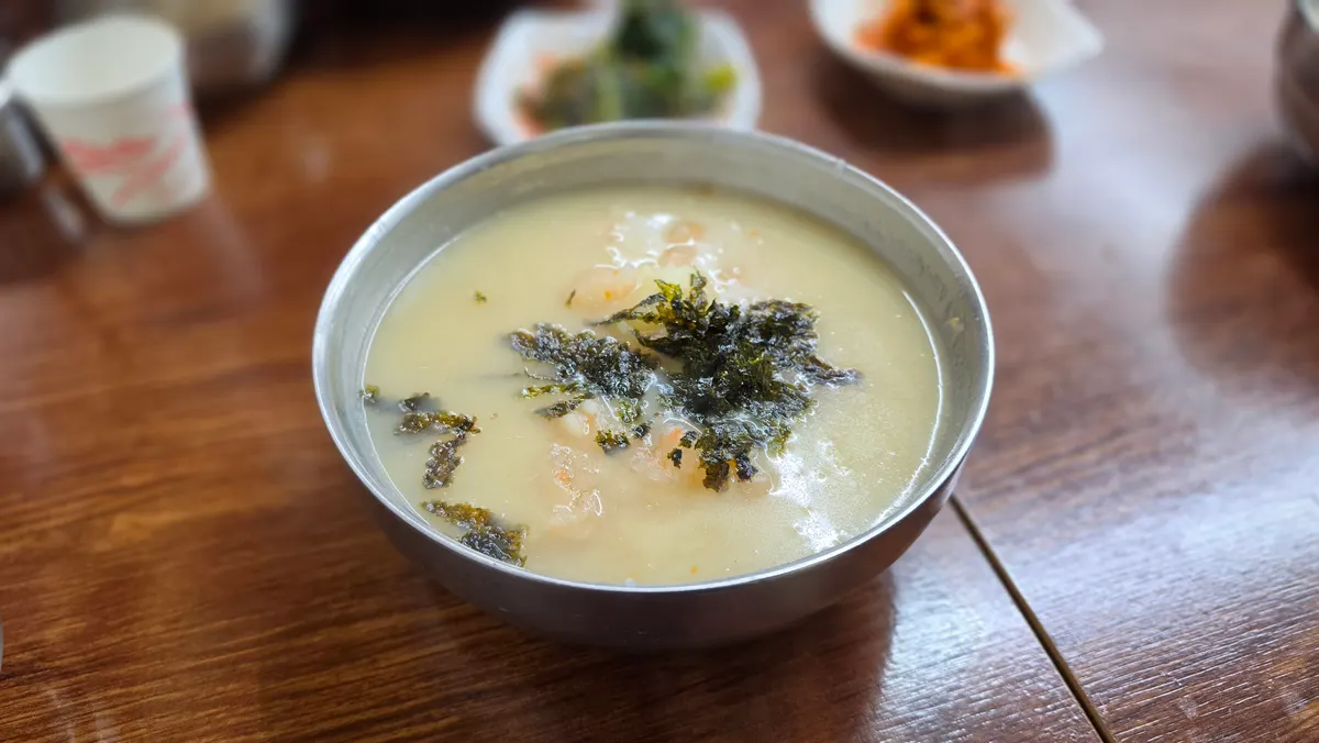김을 얹은 감자옹심이와 밑반찬