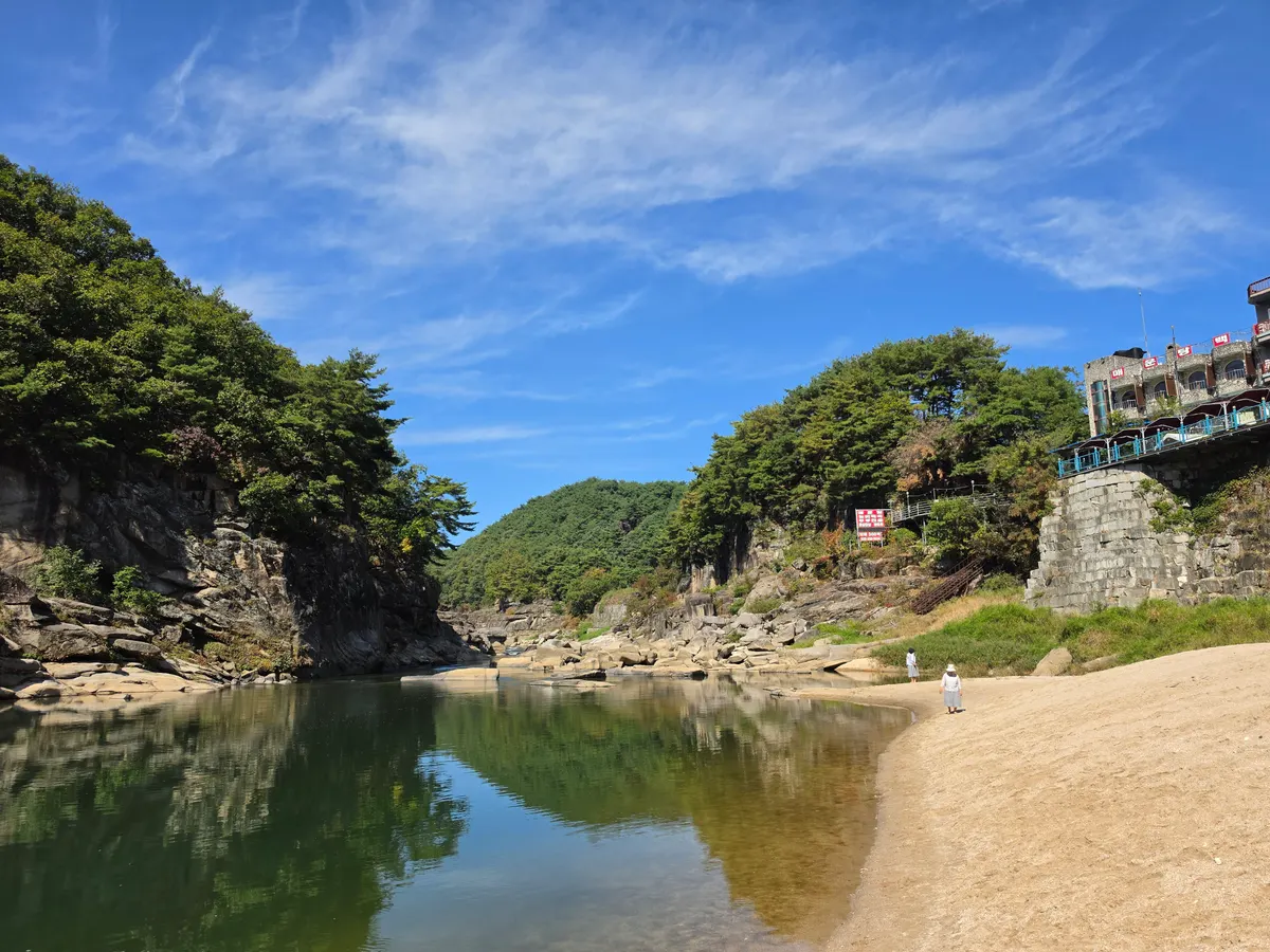 순담계곡 모래톱과 강물에 비친 숲