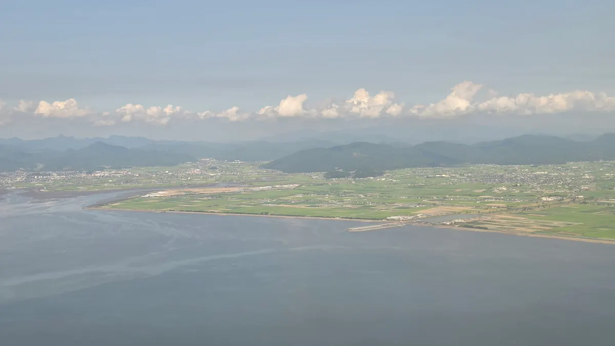 착륙 직전 내려다본 아리아케해와 사가평야