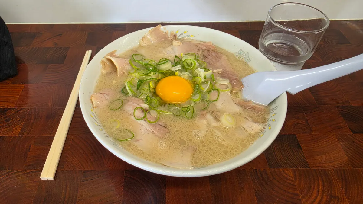 날달걀을 올린 라멘