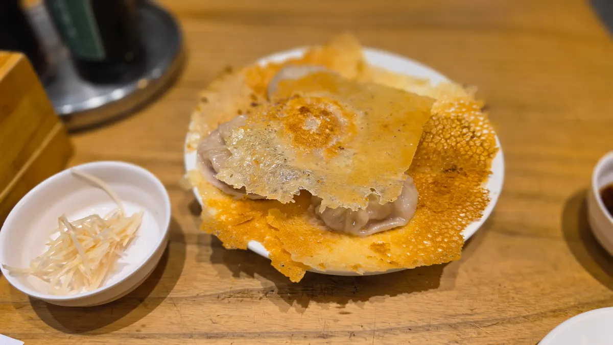 바삭한 날개를 두른 군 샤오롱바오