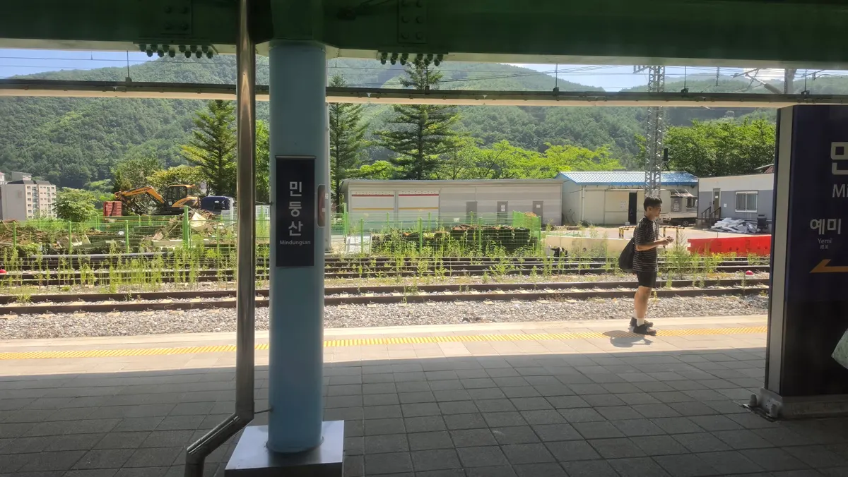 창밖으로 지나간 산골 역