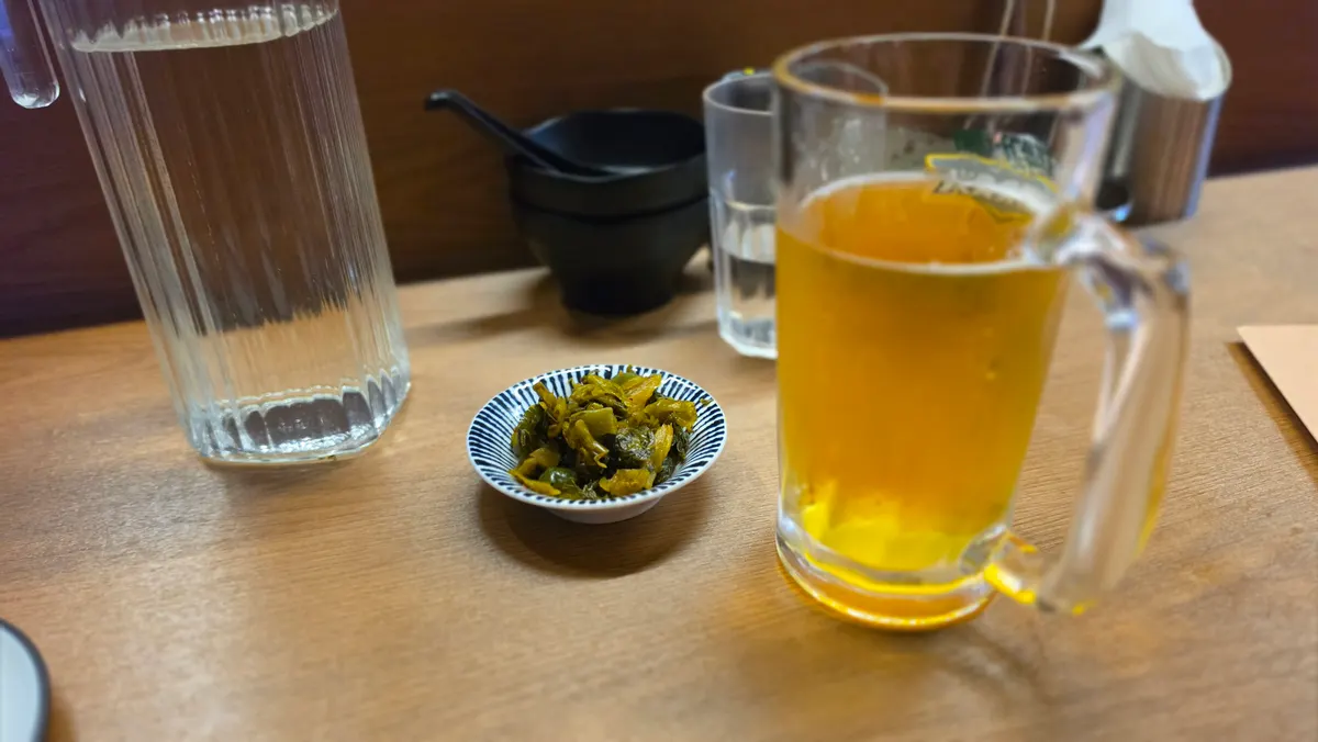 반쯤 비운 맥주와 절임 반찬