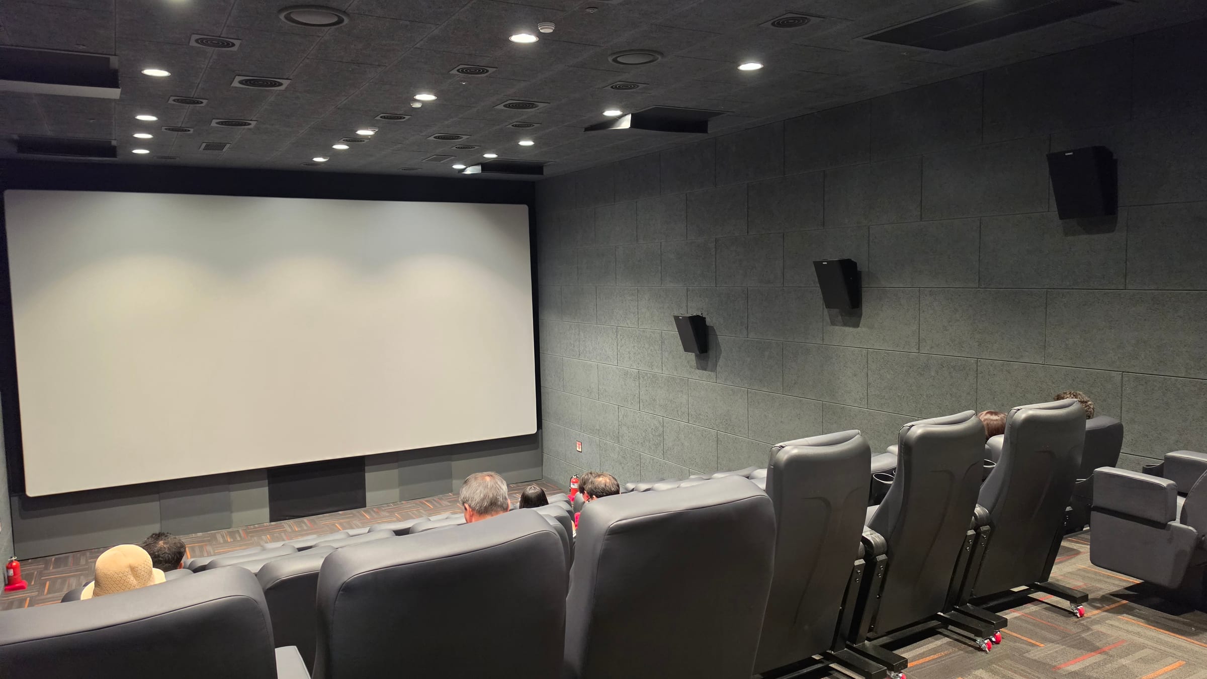 불이 켜진 고한시네마 상영관
